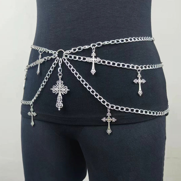 Cadena de metal con decoración en forma de cruz y anillo en forma de O.