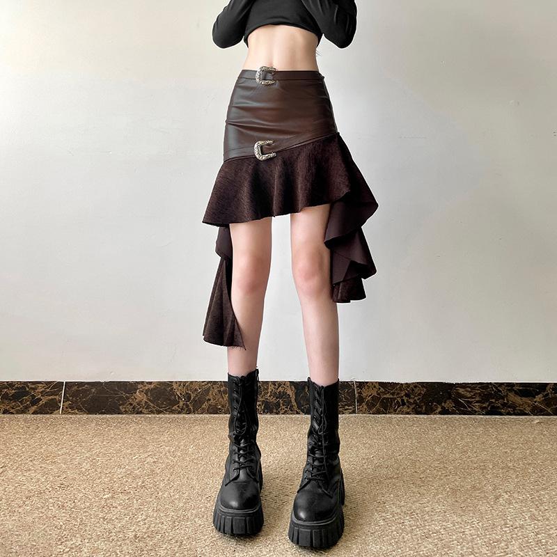 Mini-jupe à volants irréguliers et boucle en cuir PU 
