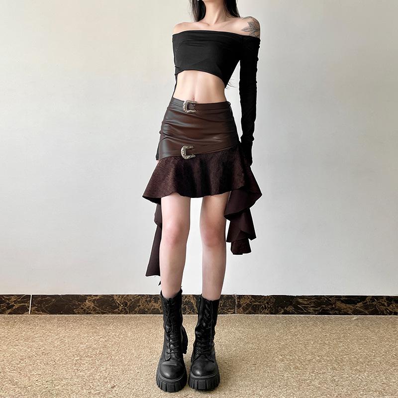 Mini-jupe à volants irréguliers et boucle en cuir PU 