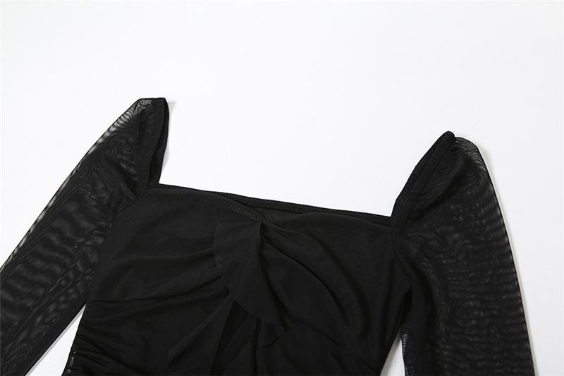 Mini-robe froncée en maille irrégulière à manches longues évasées 