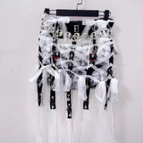 Conjunto de minifalda con escote en V, lazo y dobladillo de encaje con apliques de calavera 
