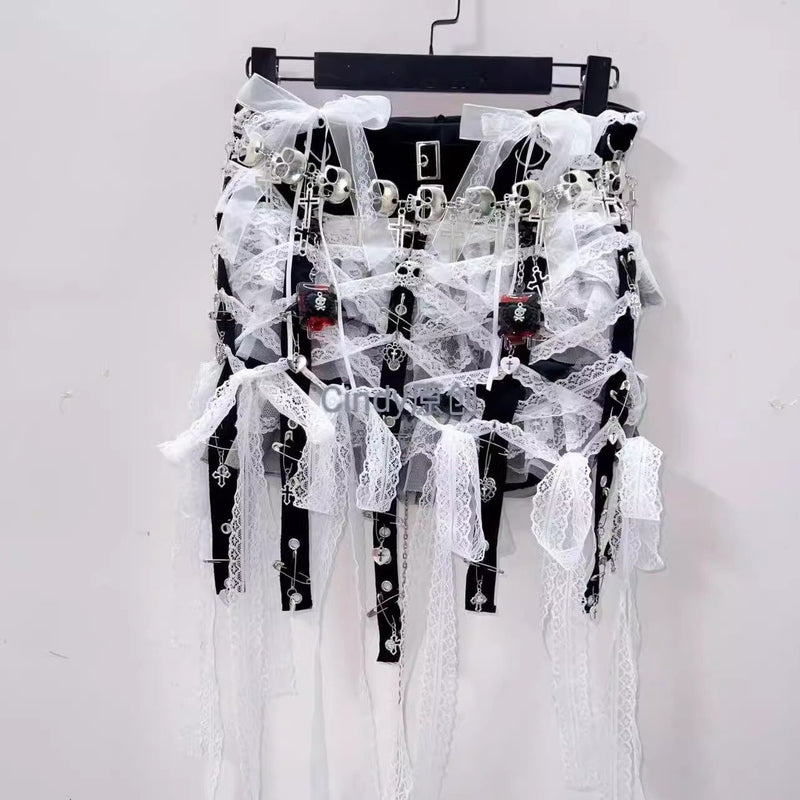 Conjunto de minifalda con escote en V, lazo y dobladillo de encaje con apliques de calavera 