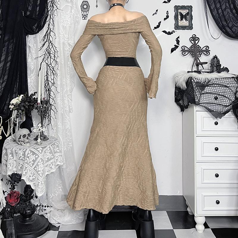 Robe midi texturée fendue à manches longues évasées et épaules dénudées 