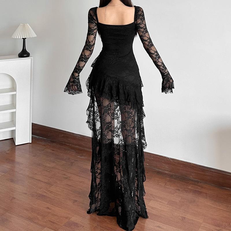 Vestido mini de encaje con mangas largas acampanadas y escote en V irregular 