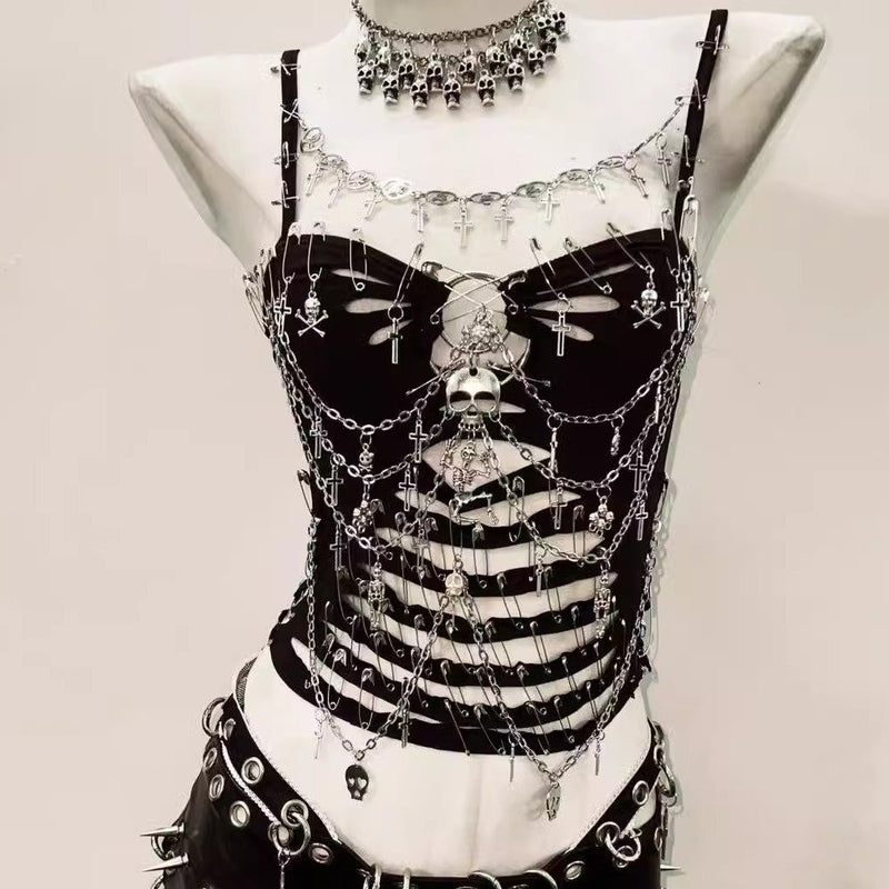 Haut camisole à anneau en O avec chaîne en métal ajourée et appliqué tête de mort 