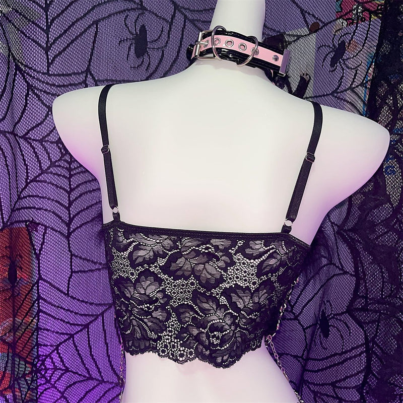 Top camisola con estampado de encaje esponjoso y aplique de alfiler con cadena de metal 