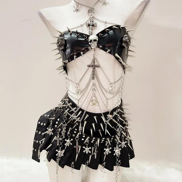 Ensemble mini-jupe plissée en cuir PU avec appliques de rivets en forme de tête de mort 