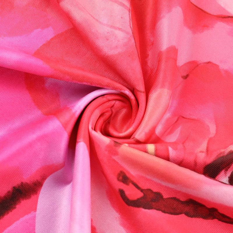 Vestido largo sin espalda con estampado floral, cuello vuelto y lazo anudado 