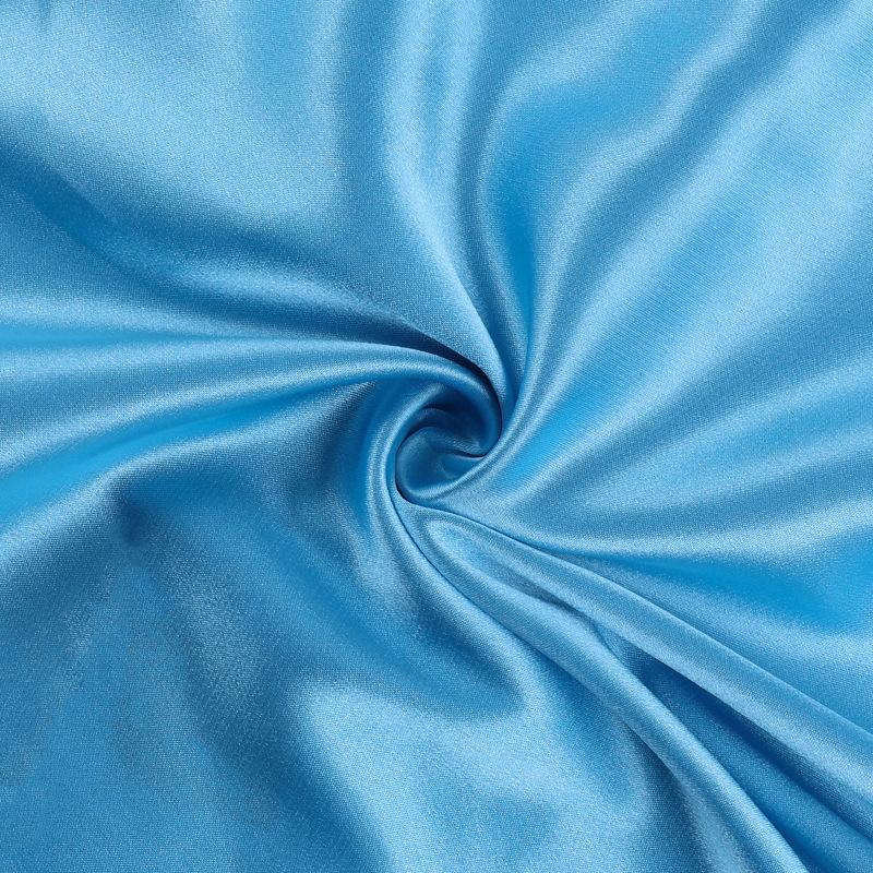 Robe longue en satin froncé à dos croisé et col carré 