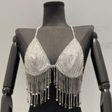 Top con borlas, cuello en V, cuentas y cadena de metal 