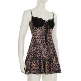 Vestido mini de tirantes con estampado de leopardo y dobladillo de encaje con escote en V 