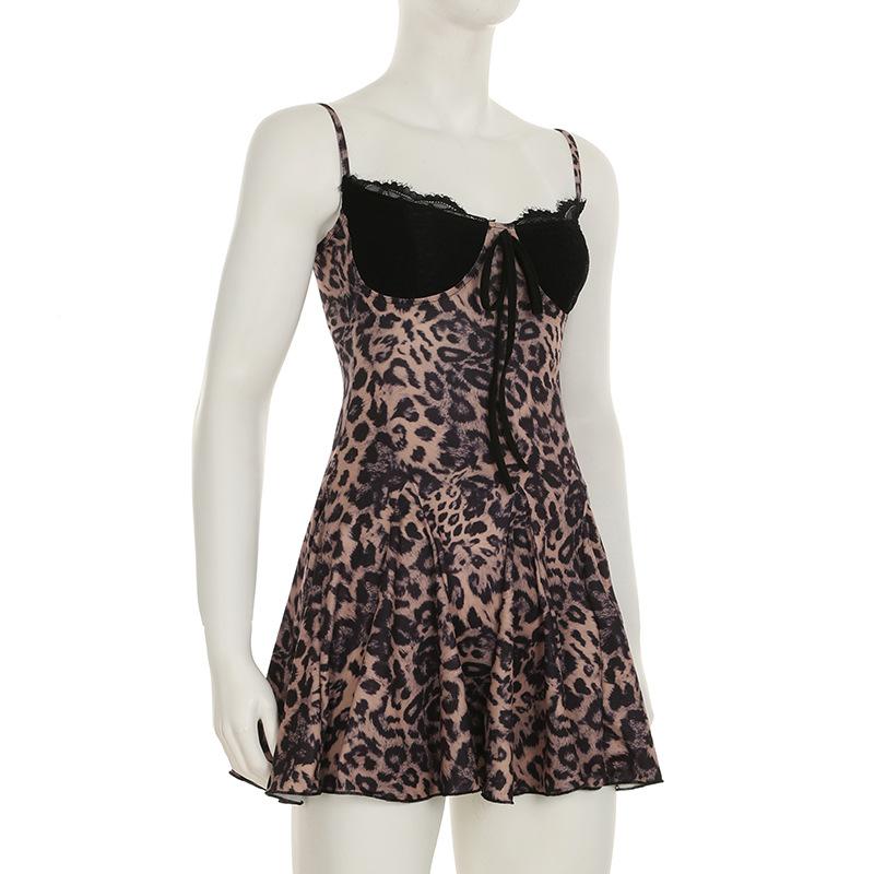 Vestido mini de tirantes con estampado de leopardo y dobladillo de encaje con escote en V 