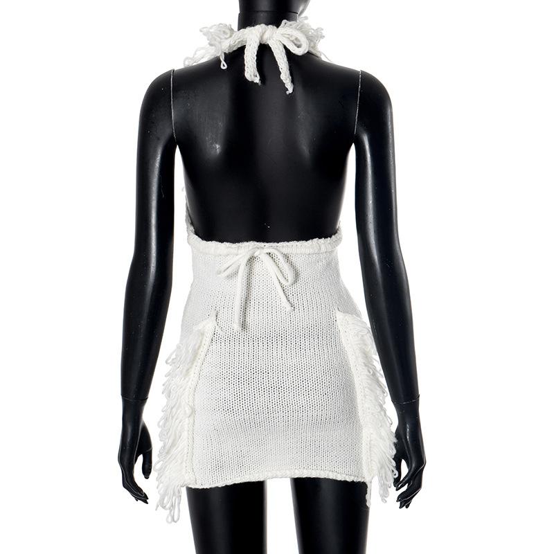 Minivestido de punto con espalda descubierta, borlas y cuello halter anudadas 