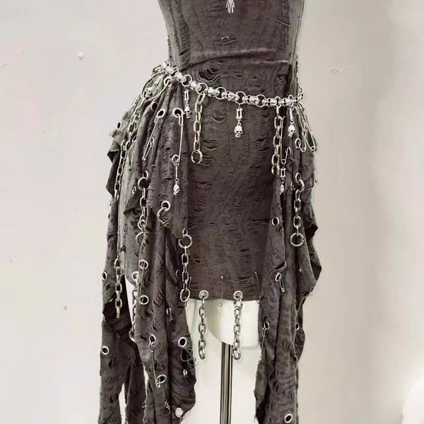 Minivestido con cadena de metal y aplique de calavera hueca con anillo en O 