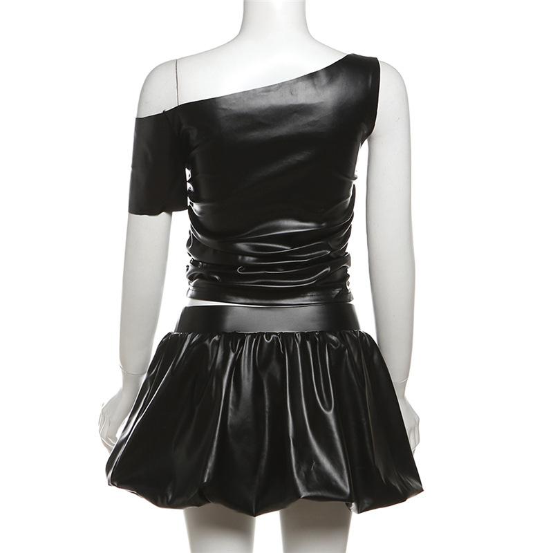 Conjunto de minifalda fruncida irregular de cuero PU con un hombro 