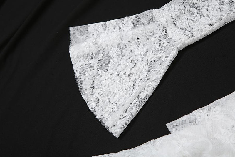 Vestido mini de encaje con mangas largas acampanadas y escote en V irregular 