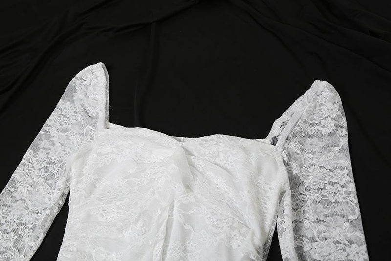 Vestido mini de encaje con mangas largas acampanadas y escote en V irregular 