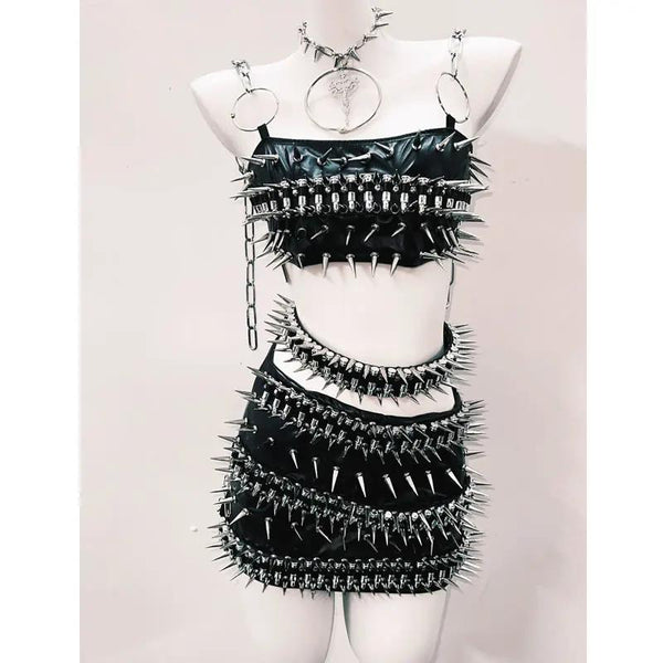 Ensemble mini-jupe en cuir PU avec rivets et chaîne en métal 