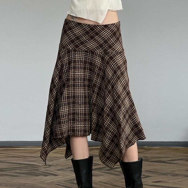 Falda midi con cremallera en contraste y cuadros irregulares 