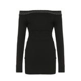 Mini-robe froncée à épaules dénudées et manches longues avec perles 
