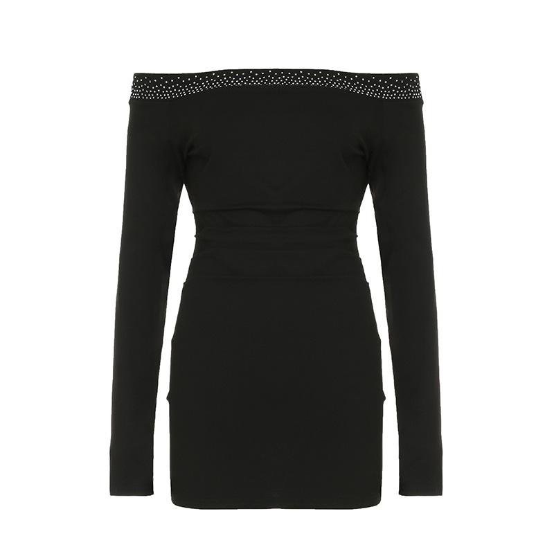Mini-robe froncée à épaules dénudées et manches longues avec perles 