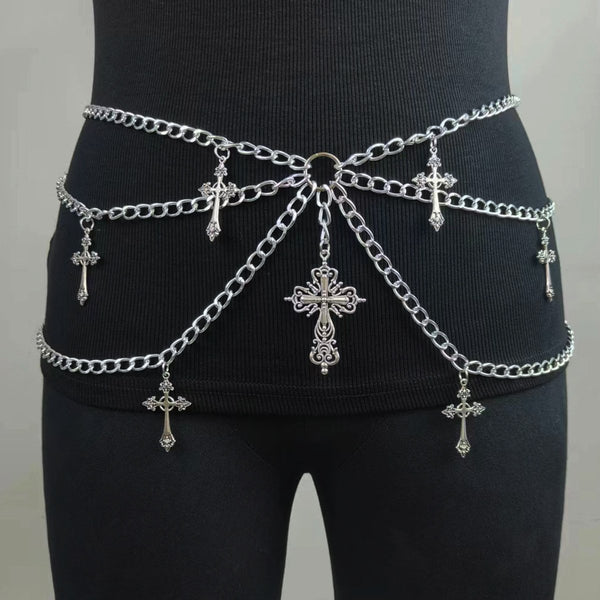 Cadena de metal con decoración en forma de cruz y anillo en forma de O.