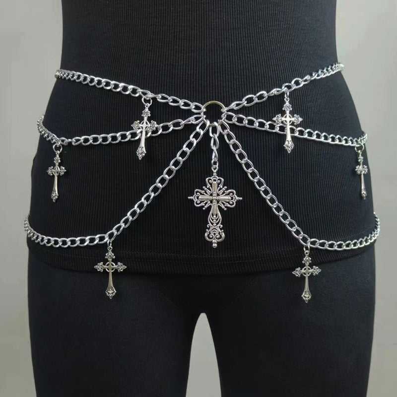 Cadena de metal con decoración en forma de cruz y anillo en forma de O.