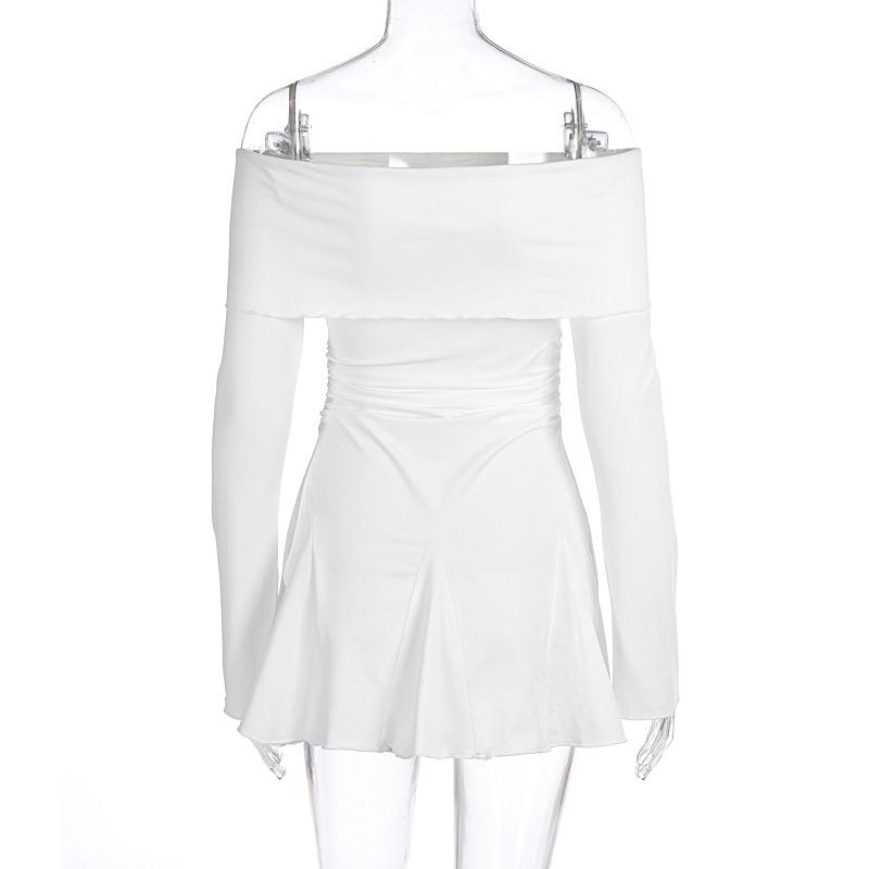 Mini-robe à volants froncés à manches longues et épaules dénudées 
