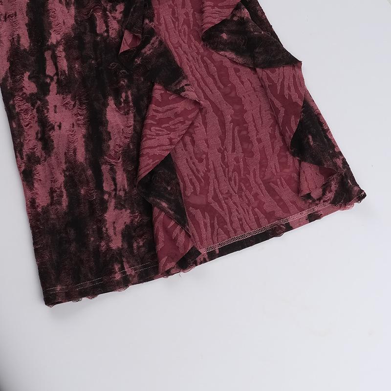 Vestido midi con volantes en contraste, abertura y manga larga con hombros descubiertos 