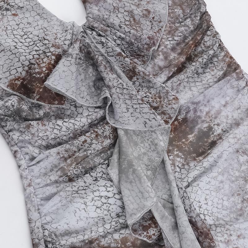 Mini-robe froncée à volants et imprimé peau de serpent, dos nu et à nouer soi-même 