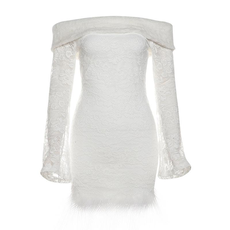 Vestido mini de encaje de plumas con mangas acampanadas y hombros descubiertos 