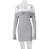 Vestido mini con textura fruncida, manga larga y hombros descubiertos 