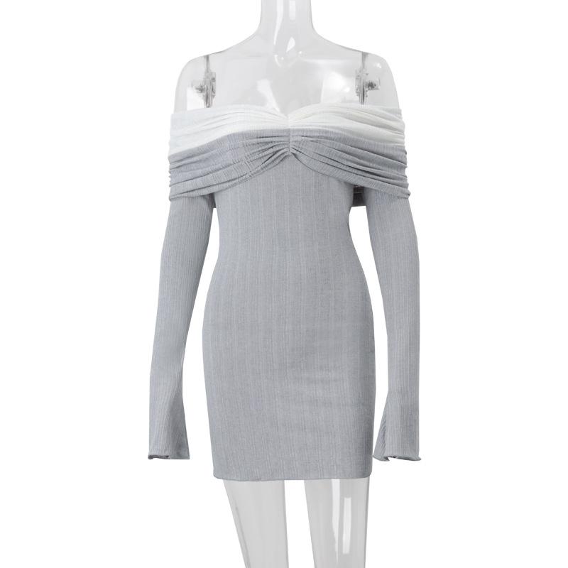 Vestido mini con textura fruncida, manga larga y hombros descubiertos 