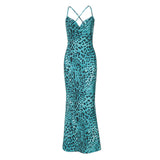 Vestido largo camisola con cuello vuelto y espalda cruzada con estampado de leopardo 