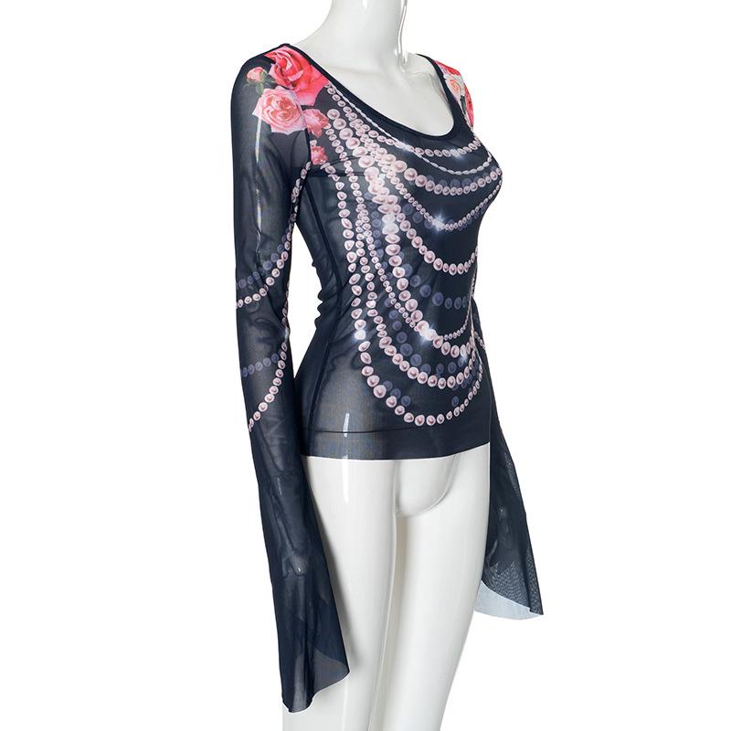 Top de malla transparente con estampado de cuentas, cuello en U y mangas largas acampanadas 