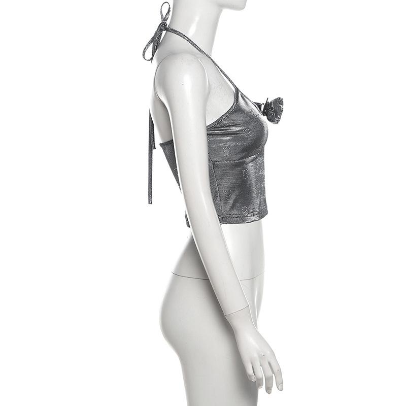 Top sin espalda con apliques florales y cuello halter con lazo 