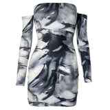 Vestido mini de manga larga con estampado tie dye y hombros descubiertos 