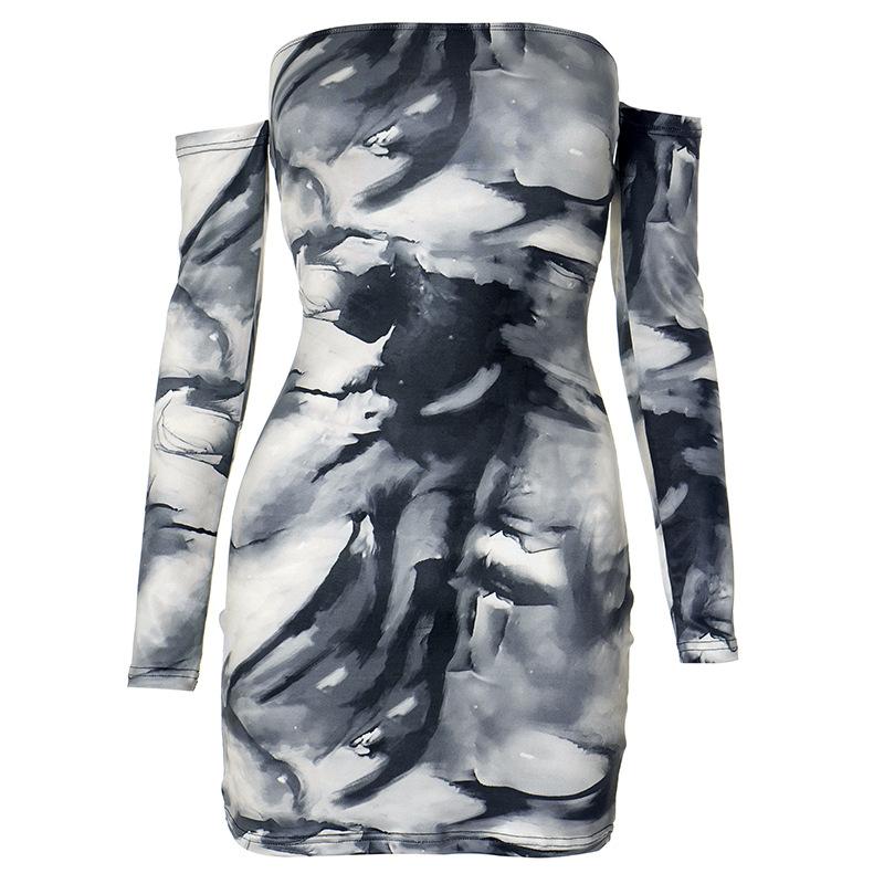 Vestido mini de manga larga con estampado tie dye y hombros descubiertos 