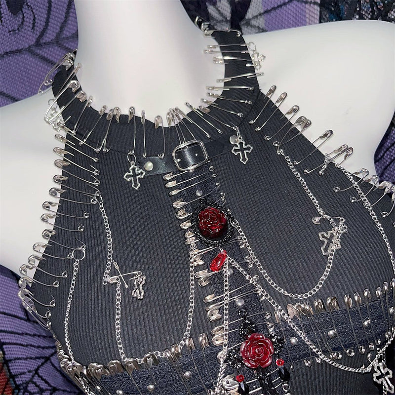 Top de cuello redondo calado con aplique de flor y broche de cadena de metal 