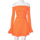 Vestido mini con volantes fruncidos, mangas acampanadas y hombros descubiertos 