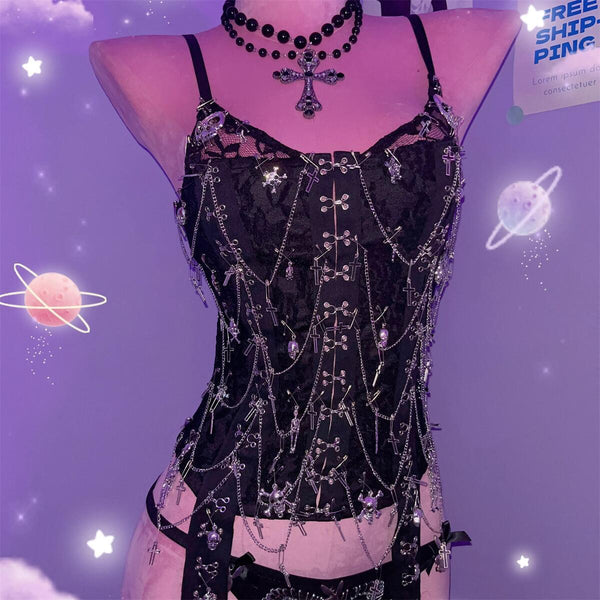Top de tirantes liso con cuello en V y aplique de calavera con cadena de metal 