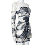 Vestido mini de manga larga con estampado tie dye y hombros descubiertos 