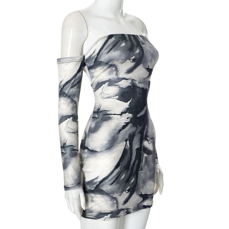 Vestido mini de manga larga con estampado tie dye y hombros descubiertos 
