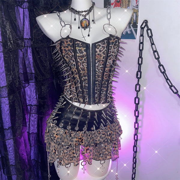 Mini-jupe en mousseline de soie à lacets avec chaîne en métal et rivets appliqués 