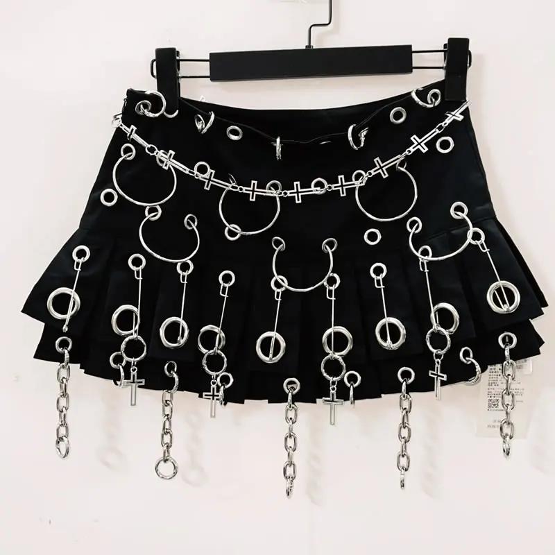 Ensemble mini-jupe plissée en cuir PU avec rivets et anneau licou 