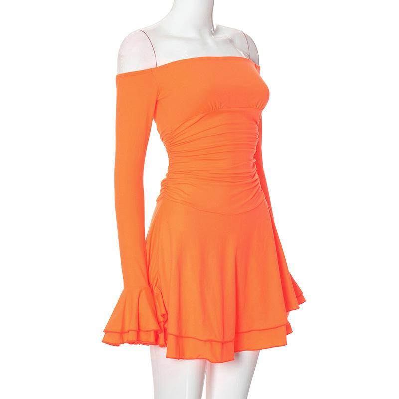 Vestido mini con volantes fruncidos, mangas acampanadas y hombros descubiertos 