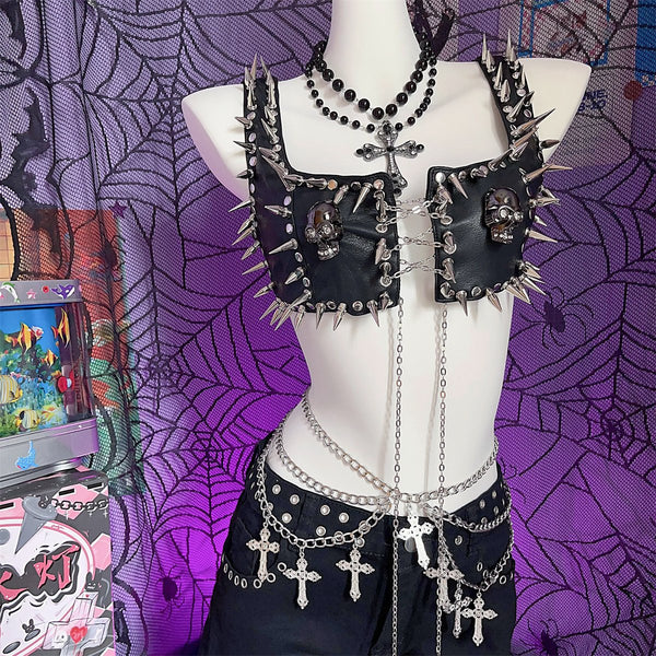Parte superior de cuero PU con aplique de calavera y cadena de metal con cordones 