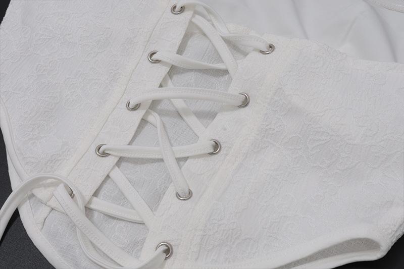 Top de tubo con apliques de flores, cordones y cuentas 