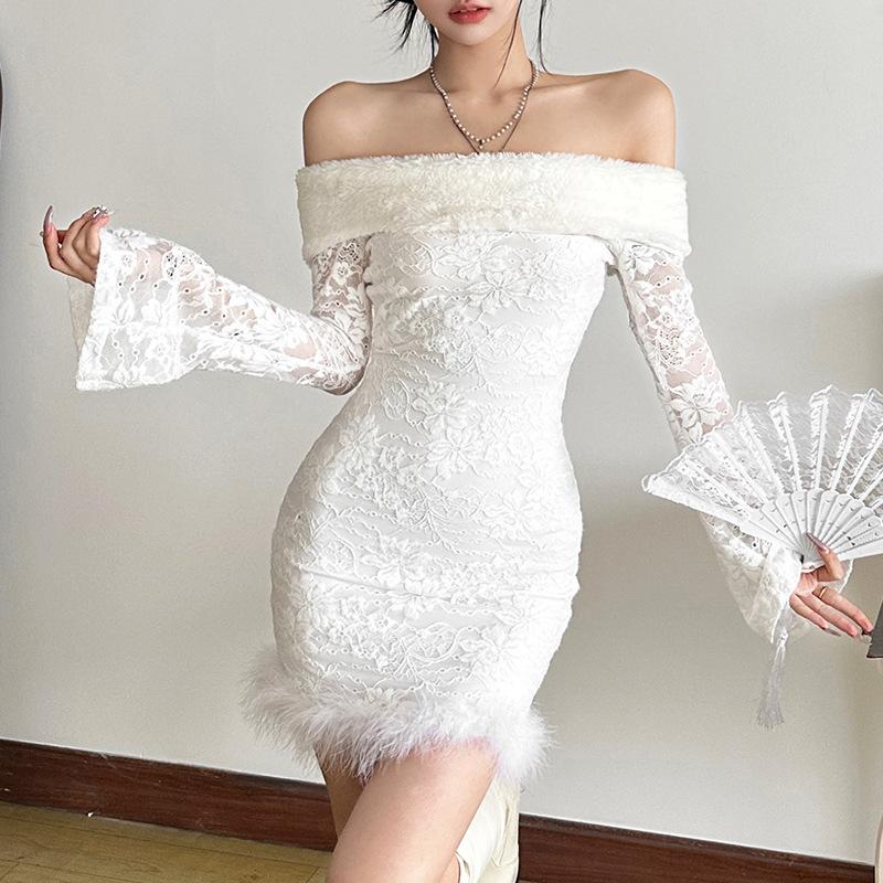 Vestido mini de encaje de plumas con mangas acampanadas y hombros descubiertos 