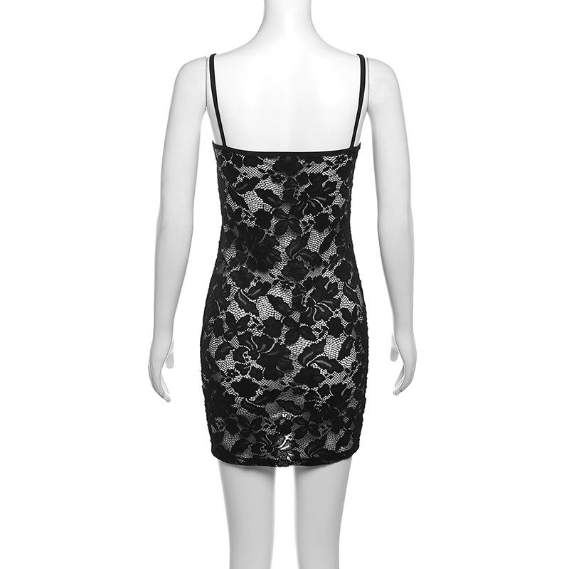 Vestido mini camisola con encaje calado y escote en U transparente 
